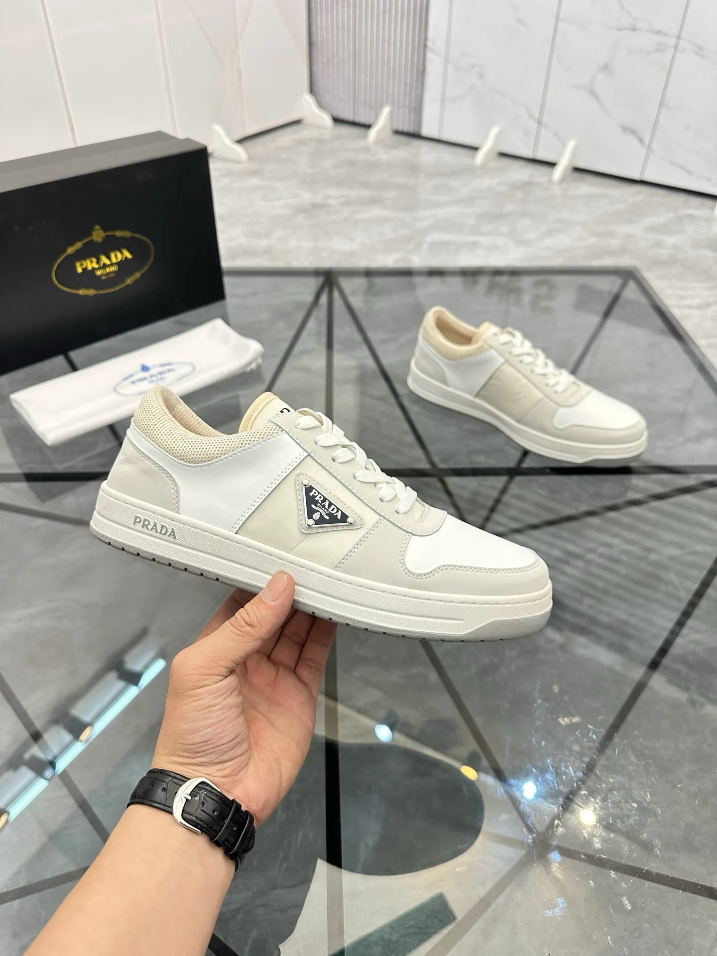 Men's shoes: 💰P420¥ Product trademark: Prada *"Prada*" low-top casual shoes Regular size: 38-44 (can be customized to 45) Product materials: imported cowhide upper with original fabric, breathable lining, original outsole. Number: 020